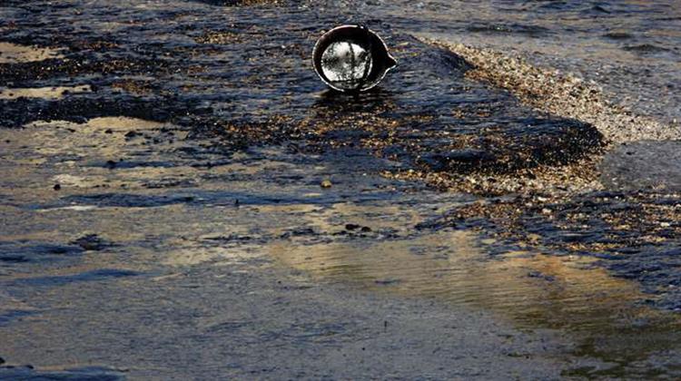 Δήμος Σαρωνικού: Μέτρα για τη Ρύπανση Από την Πετρελαιοκηλίδα