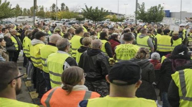 Γαλλία: Μορατόριουμ στην Αύξηση των Τιμών των Καυσίμων Υπό το Βάρος της Διαμαρτυρίας των «Κίτρινων Γιλέκων»