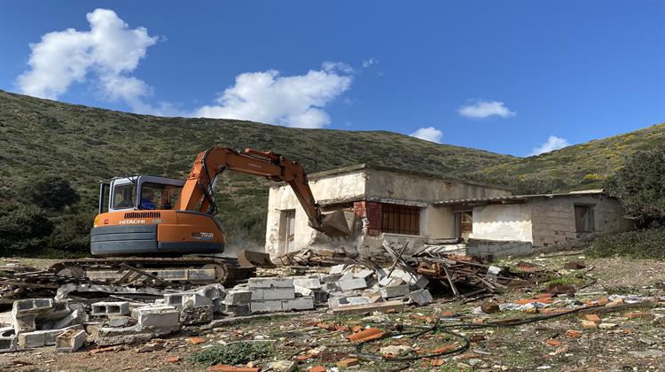 Ξεκίνησε η Κατεδάφιση Αυθαίρετων Κτισμάτων στην Μακρόνησο