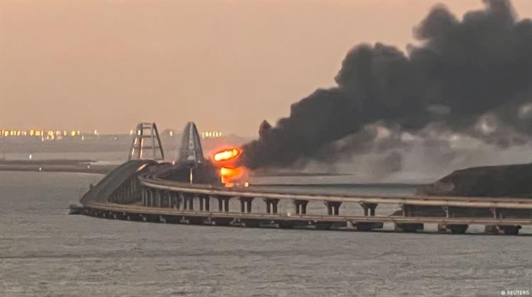 Πυρκαγιά στη Γέφυρα της Κριμαίας Από Ανατίναξη Οχήματος Παγιδευμένου με Εκρηκτικά