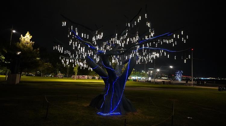 Θεσσαλονίκη: «Άνθισε» το Φωτοβολταϊκό Δέντρο στη Νέα Παραλία