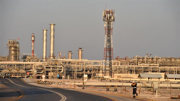 Πετρέλαιο: Το Ριάντ Προειδοποιεί τους Κερδοσκόπους και «Κλείνει το Μάτι» για Αιφνιδιαστικές Παρεμβάσεις