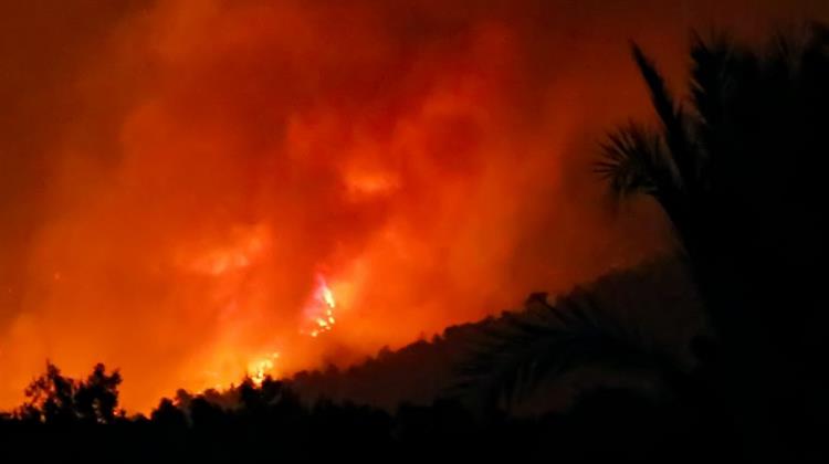 Η Φωτιά που Καίει τη Ρόδο Ανάμεσα στις Μεγαλύτερες Καταστροφές που Έχει Βιώσει το Νησί