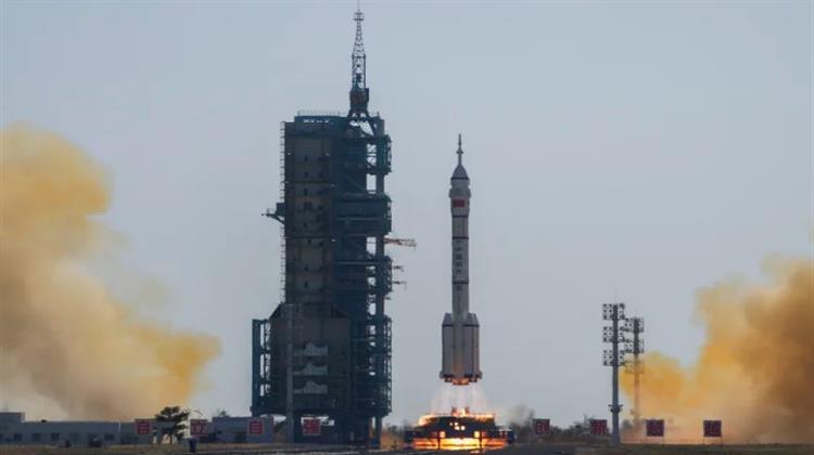 Το Nεαρότερο Πλήρωμα Κινέζων Αστροναυτών Κατευθύνεται προς τον Κινεζικό Διαστημικό Σταθμό