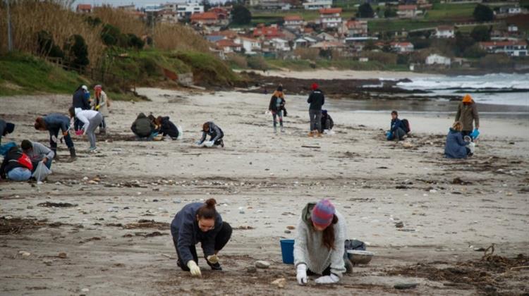 Ισπανία: Εκατομμύρια Πλαστικά Πέλετ Ξεβράζονται στις Ακτές της