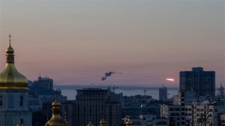 Χωρίς Ρεύμα Τμήματα του Κιέβου Έπειτα από Ρωσική Επίθεση με Πύραυλο