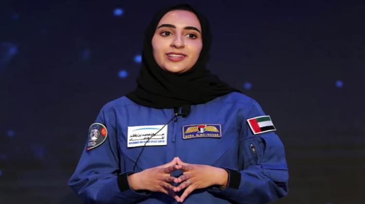 NASA: Η Πρώτη Γυναίκα Αραβικής Καταγωγής θα Προσεληνωθεί Φορώντας μια Στολή με Χιτζάμπ