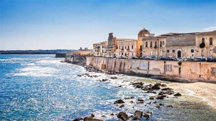 Σικελία: Στη «Μέγγενη» της Κλιματικής Κρίσης – Διανομή Νερού με Δελτίο