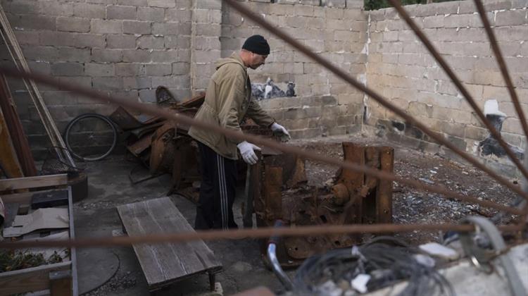 Ουκρανία: Μαζεύουν Ξύλα και Αγοράζουν Γεννήτριες και Μπαταρίες για να Αντέξουν το Κρύο