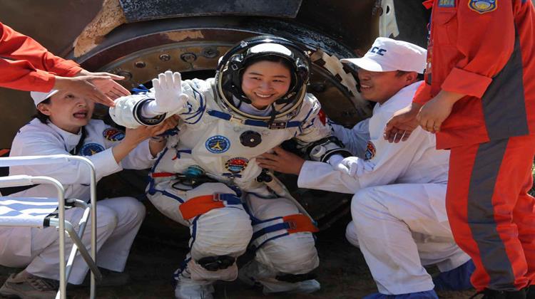Το Κινεζικό Διαστημόπλοιο «Σεντζού 9» Επέστρεψε στη Γη