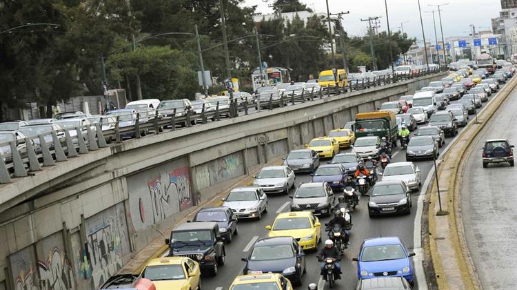 Σοβαρά Κυκλοφοριακά Προβλήματα στην Κηφισίας Από Πετρέλαιο που Χύθηκε στο Οδόστρωμα