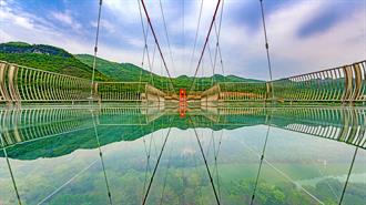 Κίνα: Ολοκληρώθηκε η Μακρύτερη Γέφυρα με Υάλινο Δάπεδο στον Κόσμο