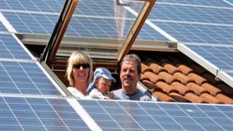 Τρεις στους Τέσσερις Γερμανούς Θέλουν να Βάλουν Ηλιακά Πάνελ στις Στέγες των Σπιτιών τους