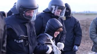 Γερμανία: Εκκενώθηκε Χωριό που είχαν Καταλάβει Ακτιβιστές για να Μην Επεκταθεί Λιγνιτωρυχείο-Απομακρύνθηκε και η Γκρέτα Τούνμπεργκ