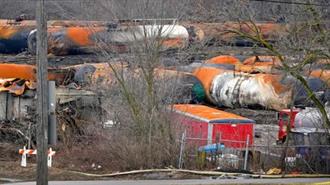 ΗΠΑ: Στη Σιδηροδρομική Εταιρεία το Κόστος Απορρύπανσης μετά τον Εκτροχιασμό Τρένου με Τοξικά Χημικά