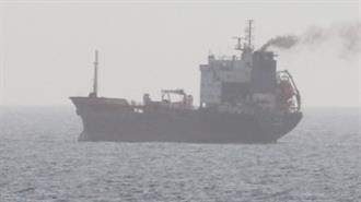 Το Ινδικό Ναυτικό Απαιτεί Από Σομαλούς Πειρατές που Έχουν Καταλάβει Φορτηγό Πλοίο να Παραδοθούν