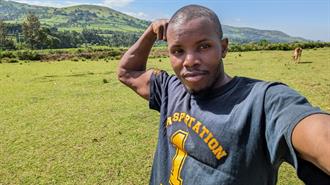 «Η Κλιματική Αλλαγή Δεν Υπάρχει. Είναι Σχέδιο της Δύσης για να Μας Κρατήσει στη Φτώχεια»: Ο 29χρονος Αρνητής – Σταρ της Αφρικής